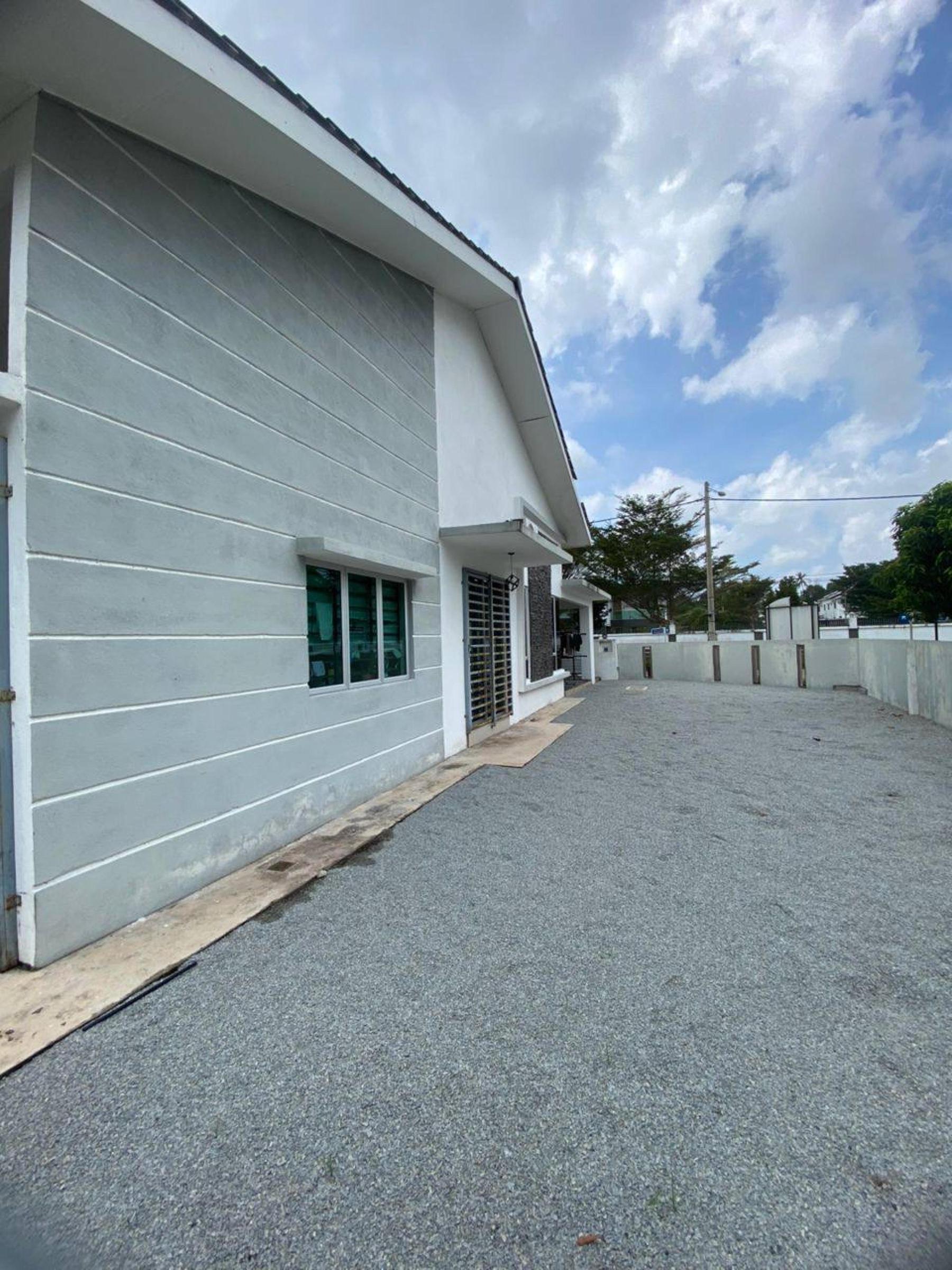 RUMAH SEMI D CORNERLOT TANAH LUAS DI KG MENTAUH KIJAL KEMAMAN