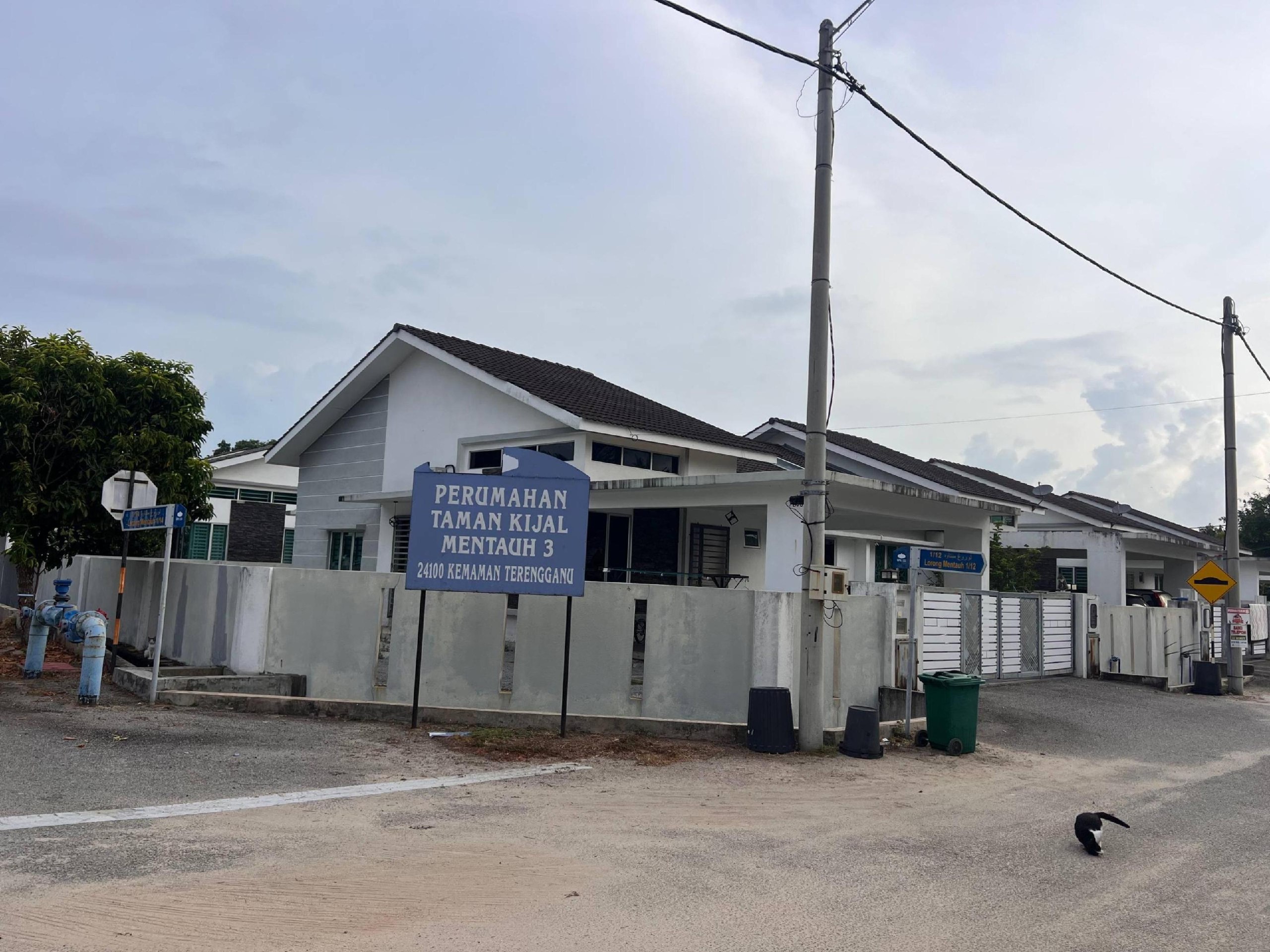 RUMAH SEMI D CORNERLOT TANAH LUAS DI KG MENTAUH KIJAL KEMAMAN