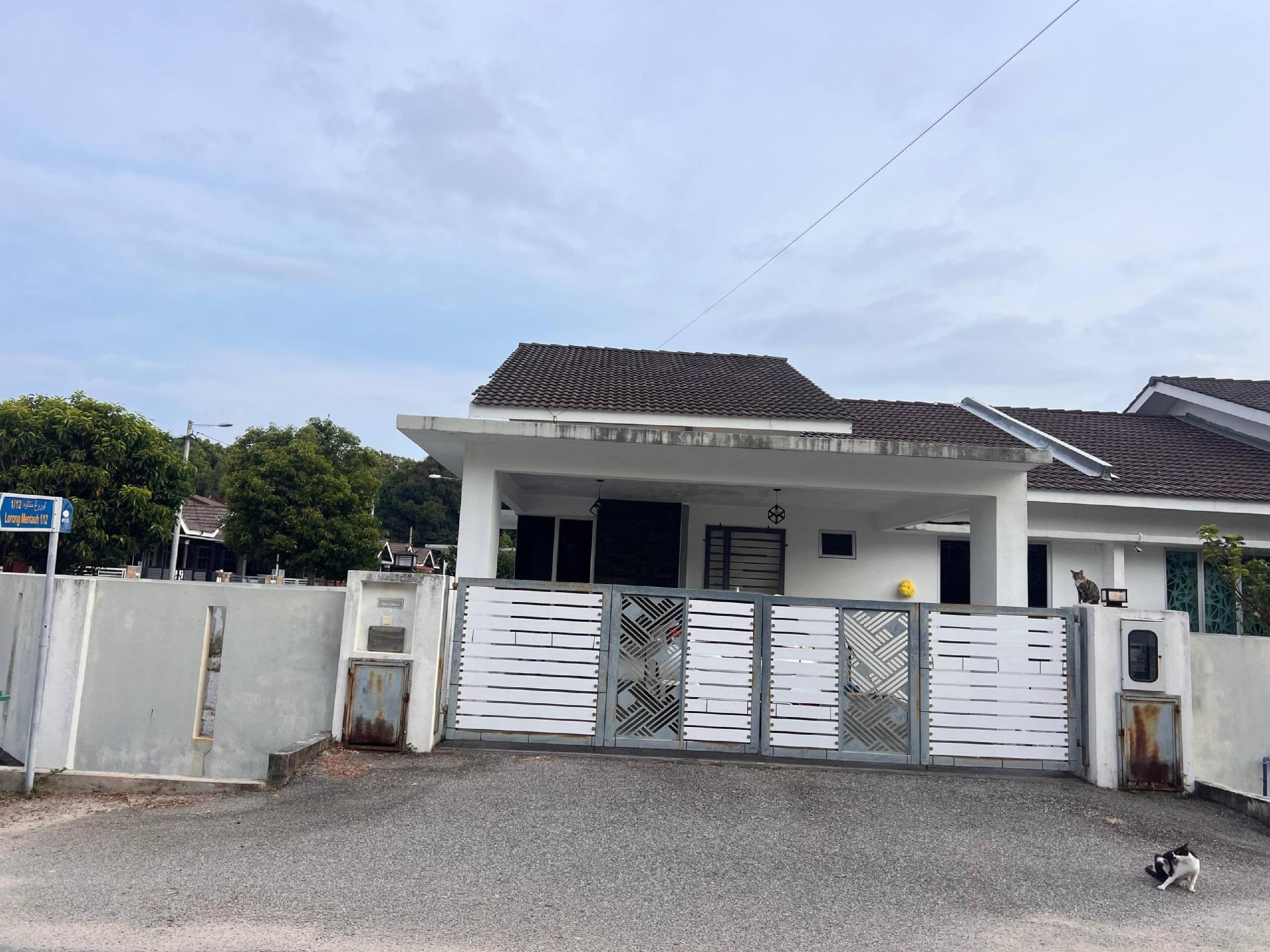 RUMAH SEMI D CORNERLOT TANAH LUAS DI KG MENTAUH KIJAL KEMAMAN