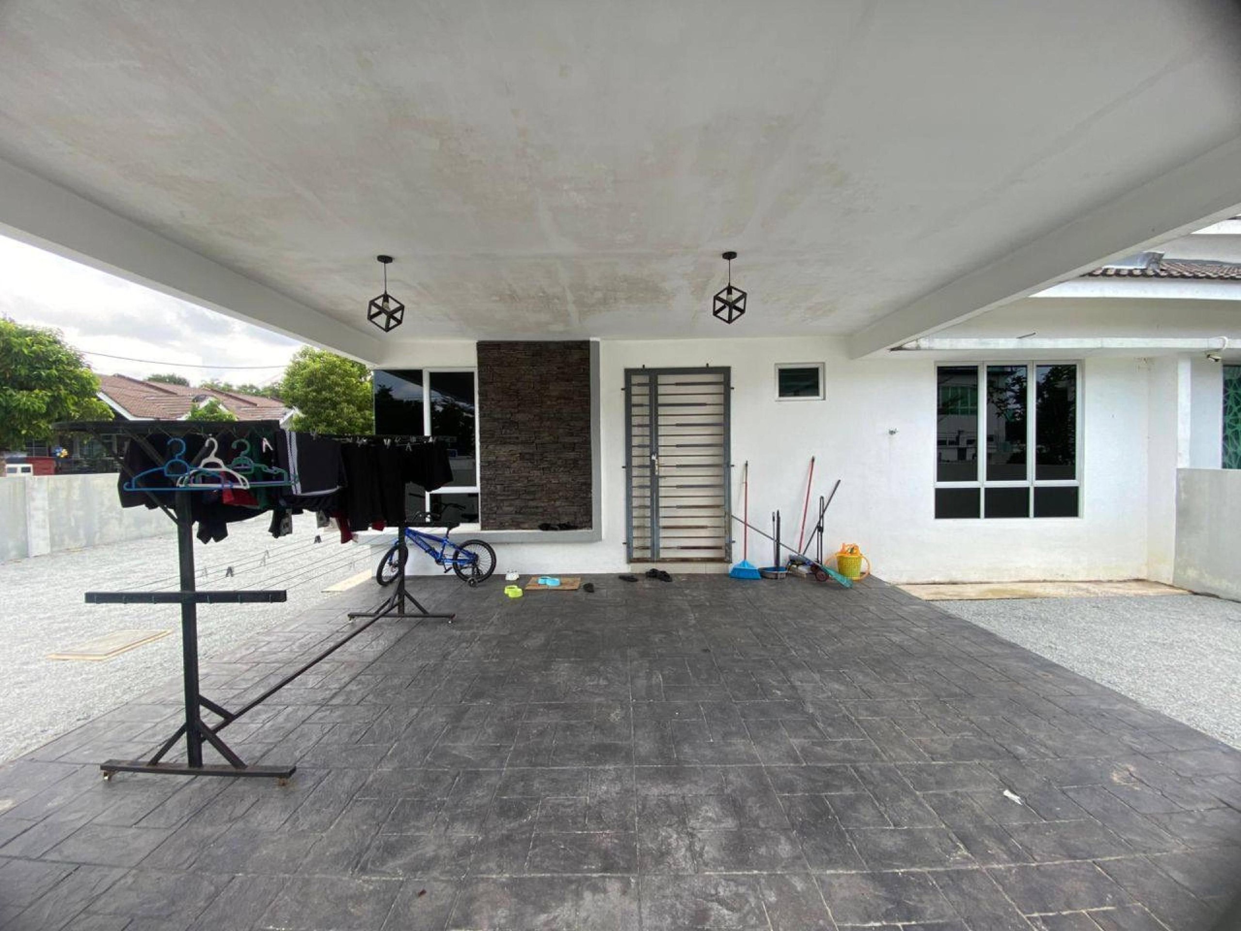 RUMAH SEMI D CORNERLOT TANAH LUAS DI KG MENTAUH KIJAL KEMAMAN